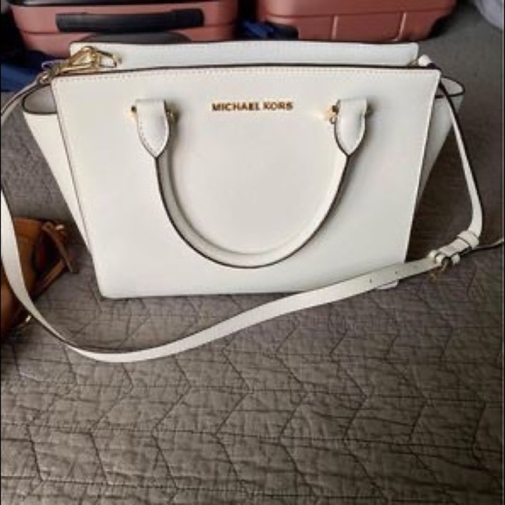 White Micheal Kors crossbody and wallet